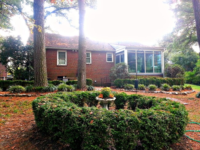 Building Photo - 3 BR / 2 BA Outdoor lovers dream! Near For...