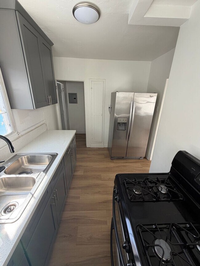 Building Photo - Newly Renovated 1 Bedroom in West Adams