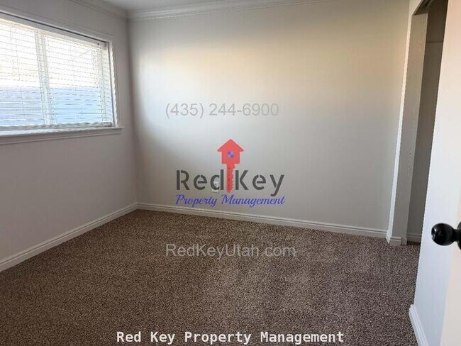 Building Photo - 790 N Single Family Home