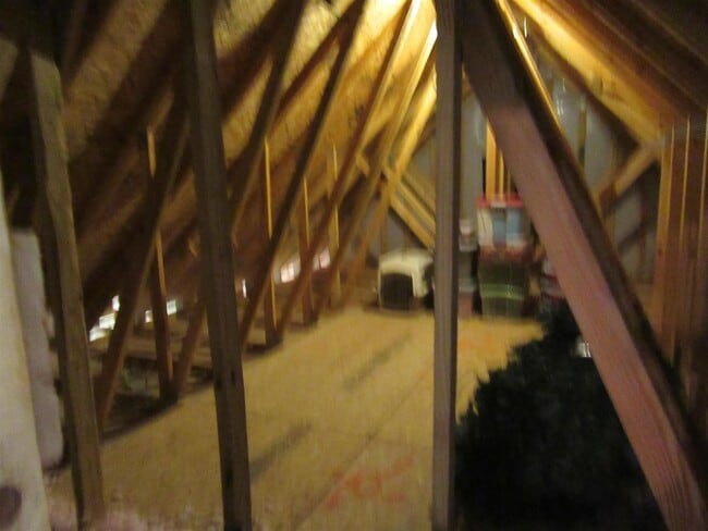 Building Photo - Stylish 3-Bed Home with Bonus Room & Private Backyard