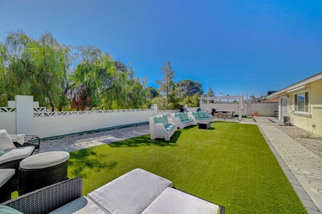 Building Photo - Beautiful single-story custom home featuri...