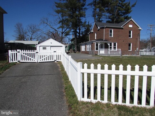 Building Photo - 8700 Maple Ave