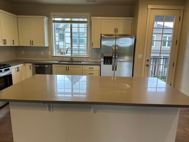 Building Photo - BEAUTIFUL CONTEMPORARY HOME IN BETHANY