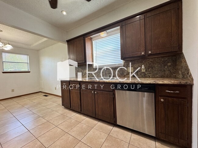 Building Photo - 3 Bedroom, 2 bath, 2 car garage home avail...