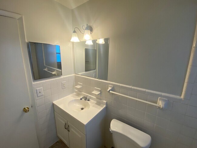 Building Photo - Adorable Townhouse with All Appliances Nea...