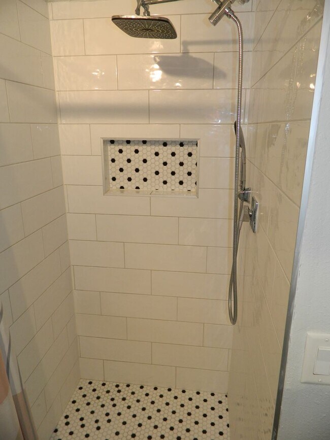 Building Photo - Beautifully Upgraded 2BR/2BA Condo – Lake ...