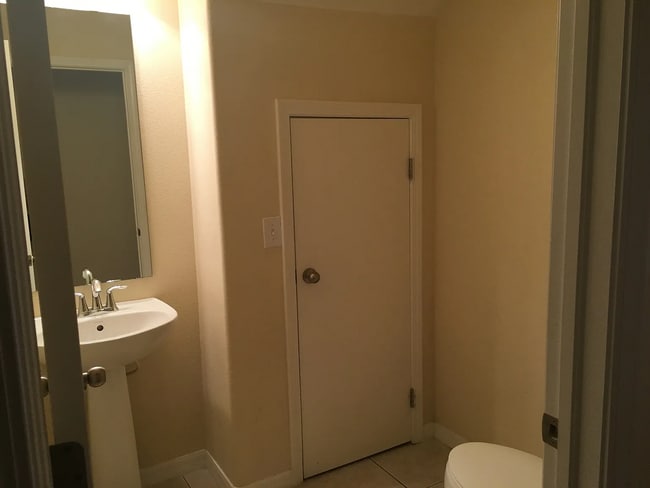 Building Photo - Townhome on Northside of Lakeland