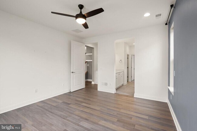 Building Photo - 121 Cowbird St