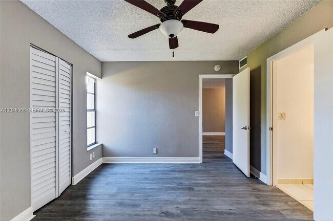Building Photo - 908 Twin Lakes Dr