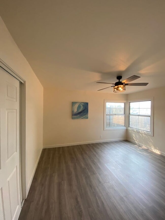 Building Photo - Beauitfully upgrade 3 Bedroom on large lot!