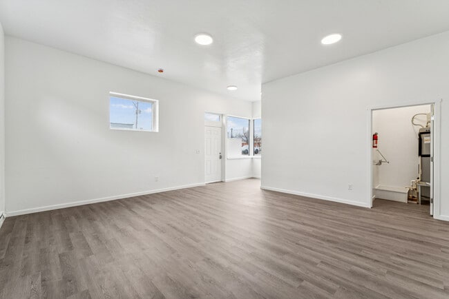 Building Photo - 911 - Office