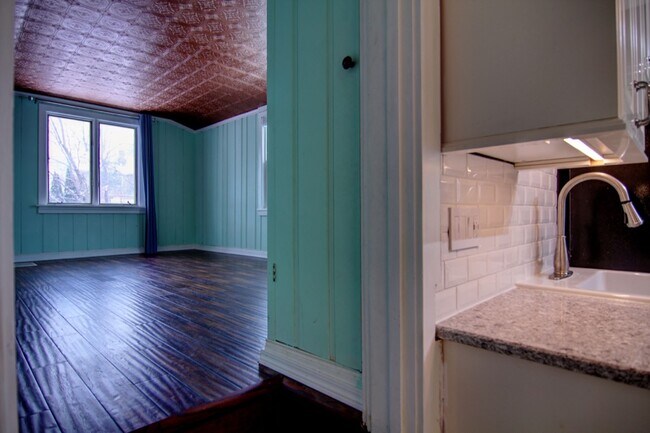 Bonus Room - 5427 Xerxes Ave S