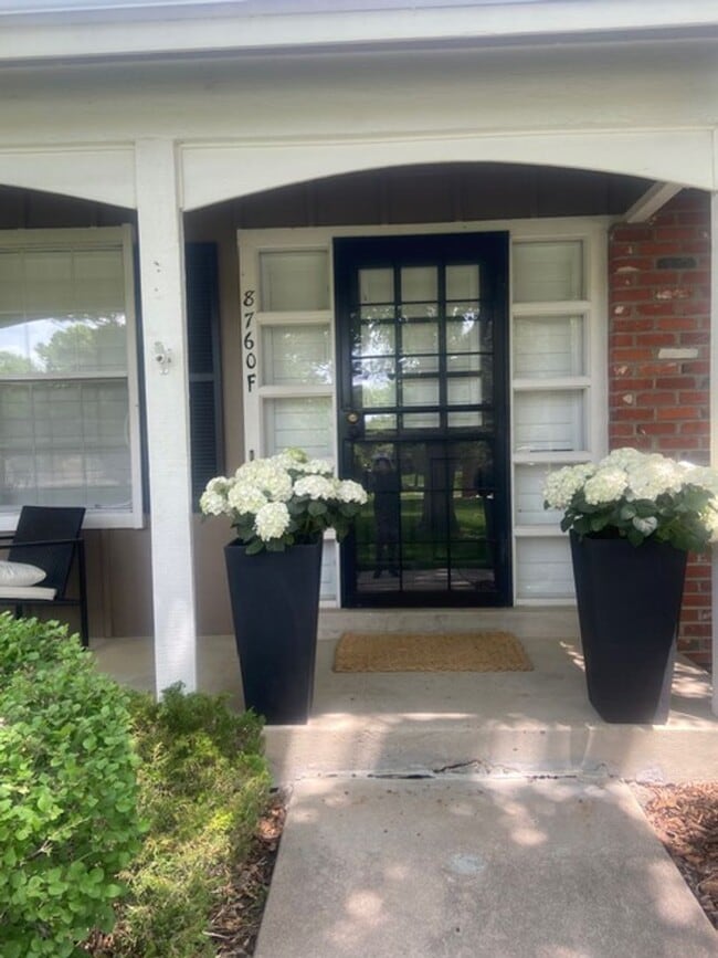 Building Photo - Call this gorgeous townhome yours! 2 master bedrooms with detached 2 car garage in Cherry Creek M...