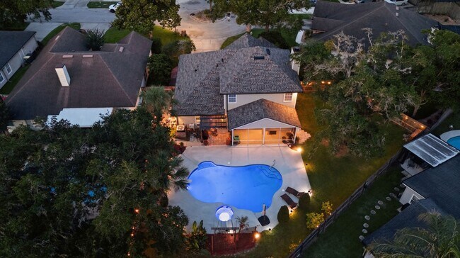 Building Photo - Pool Home