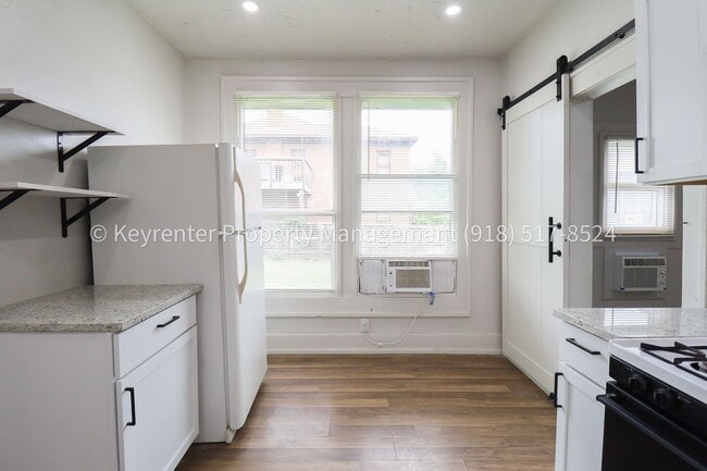 Building Photo - N Rosedale Ave Triplex