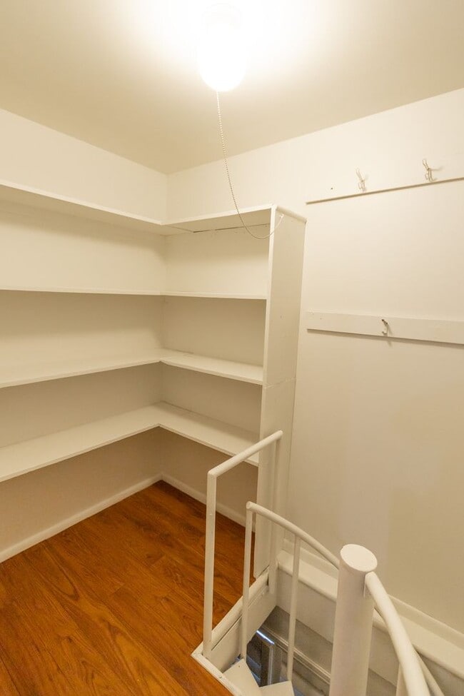 Building Photo - Ski season special, Month to month lease- ...