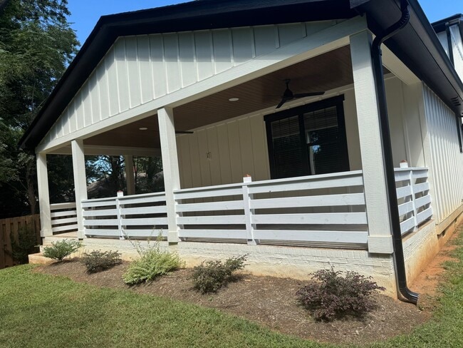 Building Photo - 2305 Sanders Ave