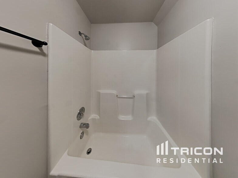 Building Photo - 579 Stratford Dr