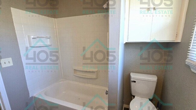 Building Photo - 3 Bedroom in MWC!