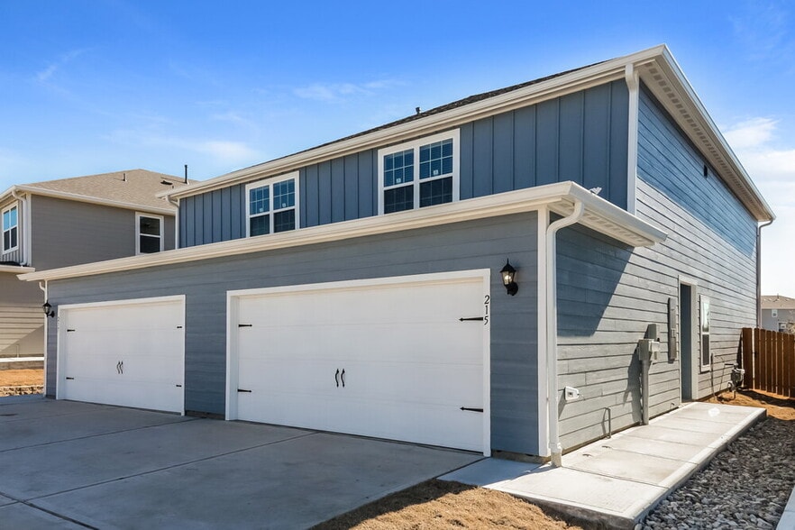 Building Photo - 215 Marsh Ln