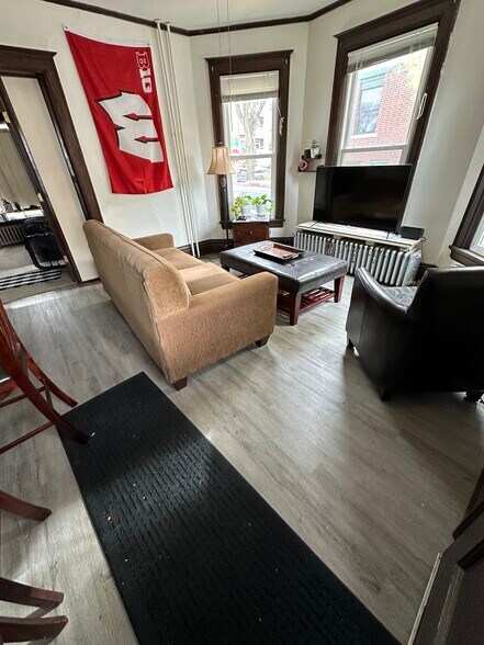 Building Photo - 112 S Mills St