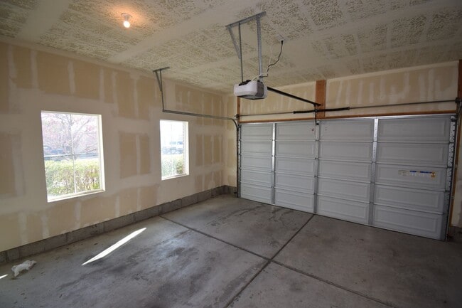 Building Photo - Charming 4 bed Sandy Home, with HOA in Fantastic Location!!!