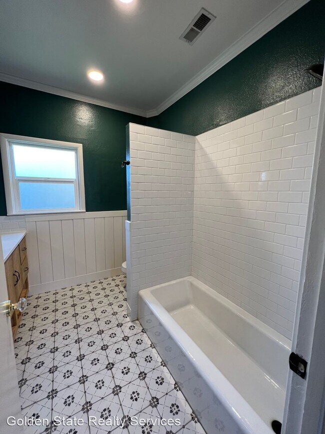 Building Photo - 4 br, 2 bath House - 525 Grove St