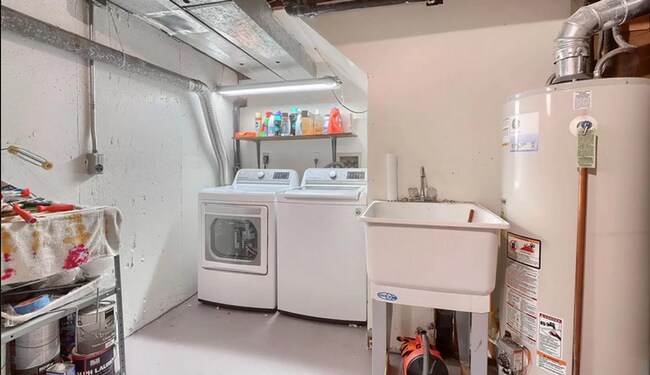 Building Photo - Huge room in a large shared home, private bathroom, great neighborhood, friendly roommates!