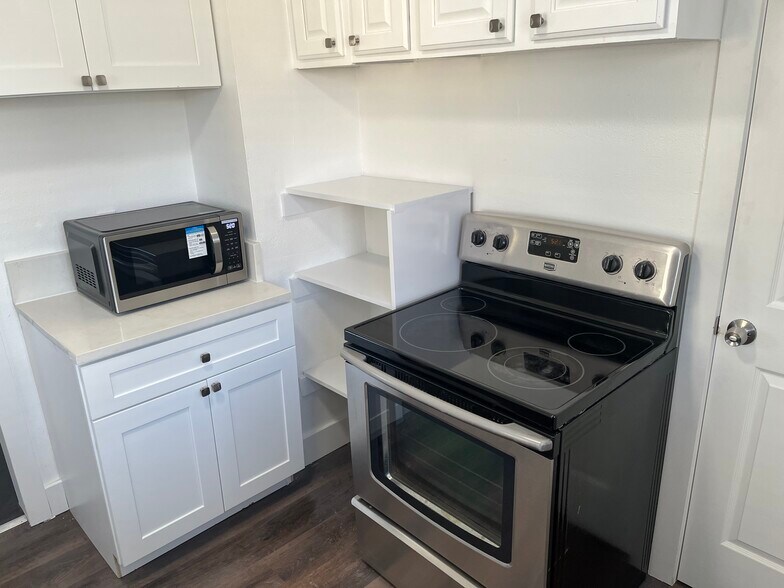 Kitchen stove, microwave - 1235 Ada Ave