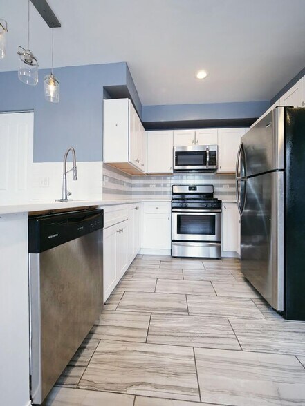 Building Photo - 3309 W Bryn Mawr Ave