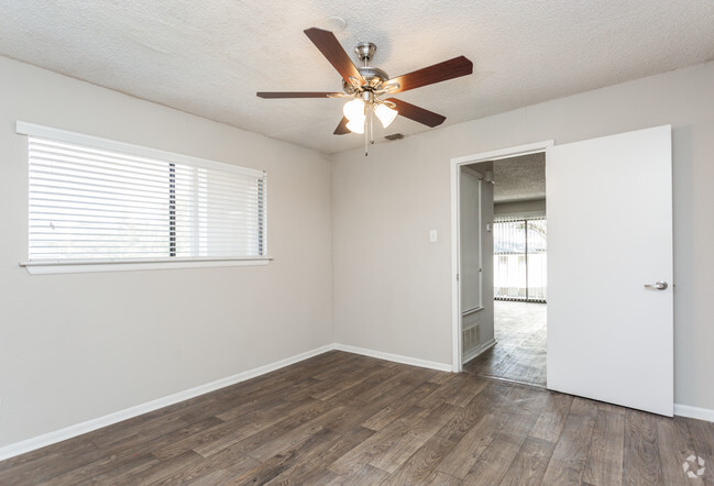 1BR, 1BA - 696SF Bedroom - The Escapade