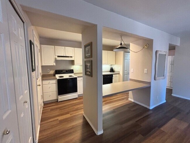 Building Photo - Lower Level SunriverCondominium Unit - Pow...