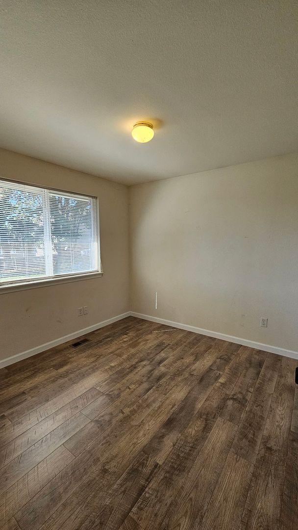 Building Photo - Spacious Duplex with large fenced yard