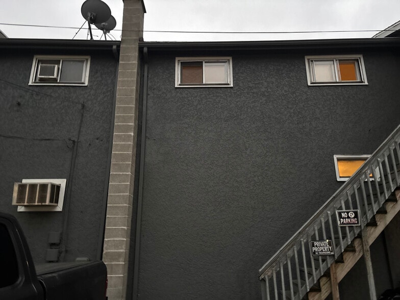 Building Photo - 522 Main St