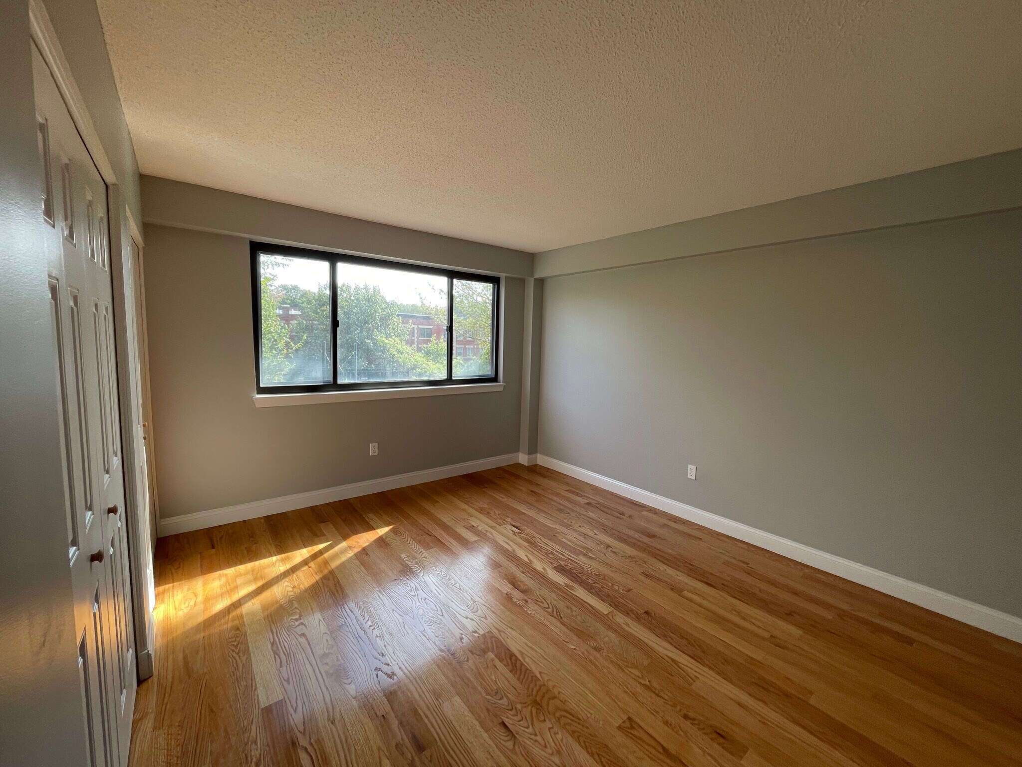 Building Photo - 1850 Beacon St