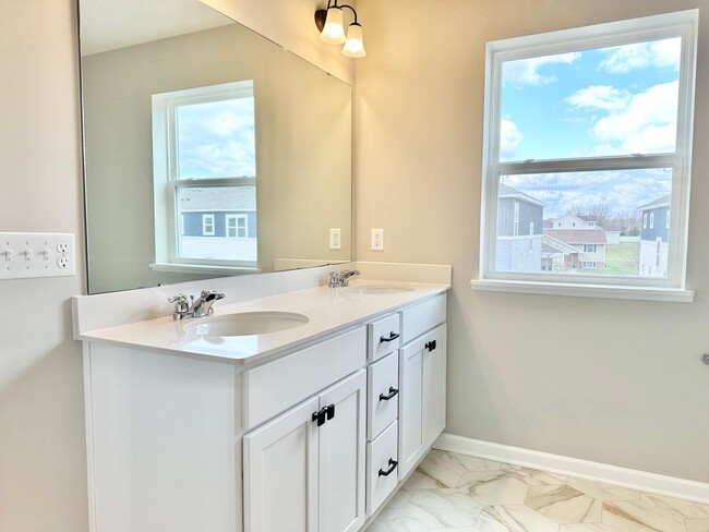 Building Photo - 13648 Pine Dr