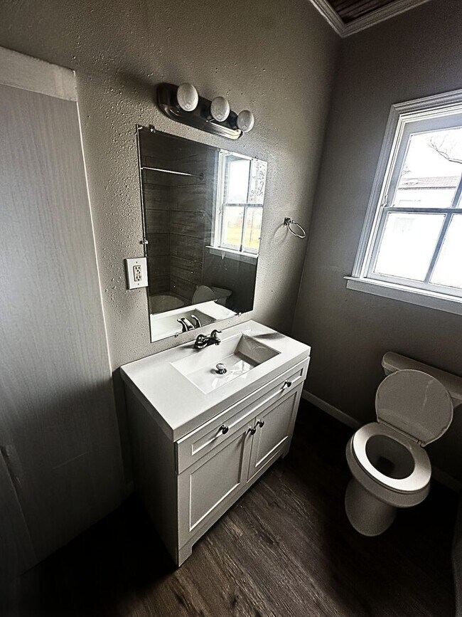 Building Photo - Charming Home