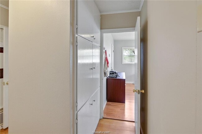 Building Photo - 305 W Brookside Dr