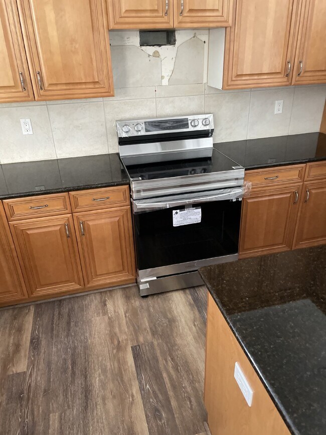 Building Photo - "Elegant 3-Bed, 3-Bath Home with a heated ...