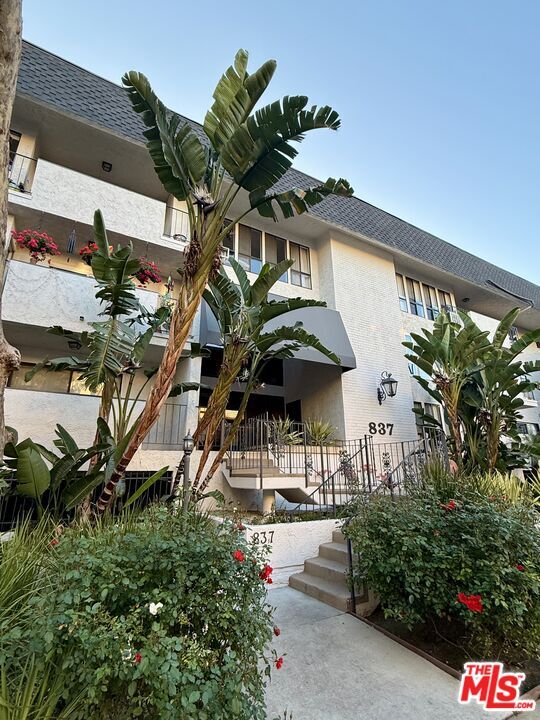Primary Photo - 837 N W Knoll Dr