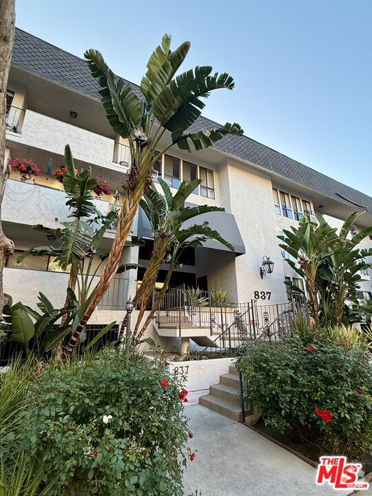 Building Photo - 837 N W Knoll Dr