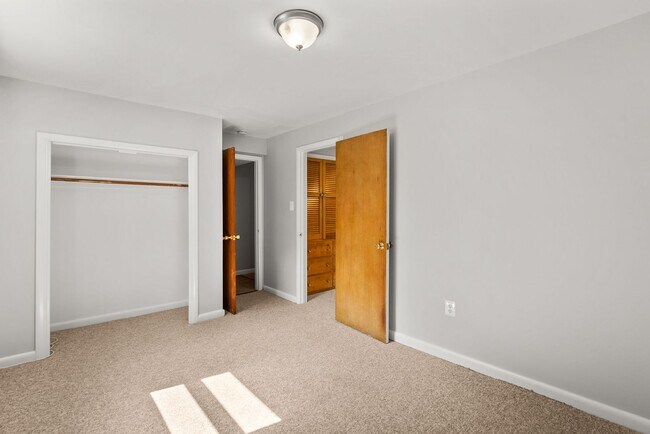 Building Photo - 5 Bed 3 Bath - Chevy Chase Rambler - Move ...