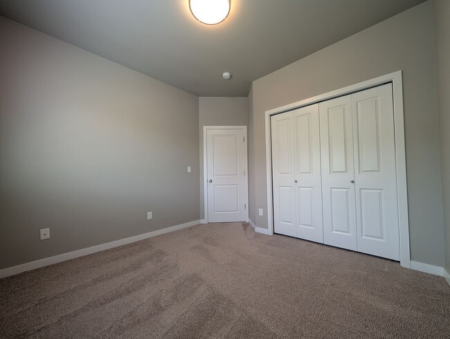 Building Photo - Great 3 bedroom/ 2.5 bathroom duplex- Near...
