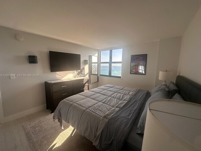 Building Photo - 2555 Collins Ave