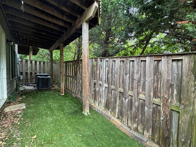 Building Photo - Gorgeous 4 Bed 3 Bath End Unit Brick Townh...