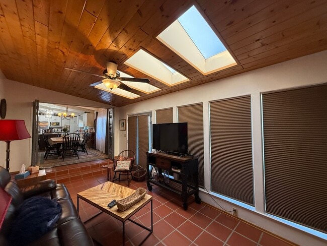 Building Photo - Stunning Fully Furnished 3 Bed-3 Bath Home with Den - Over 2300 Sq Ft.