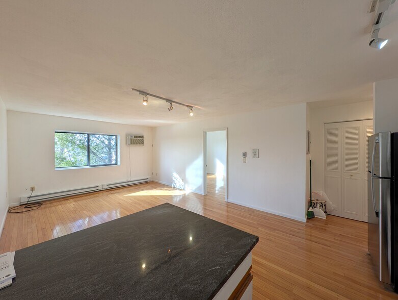 Building Photo - 10 Roberts St