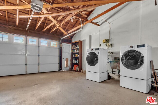 Building Photo - 9322 Lasaine Ave