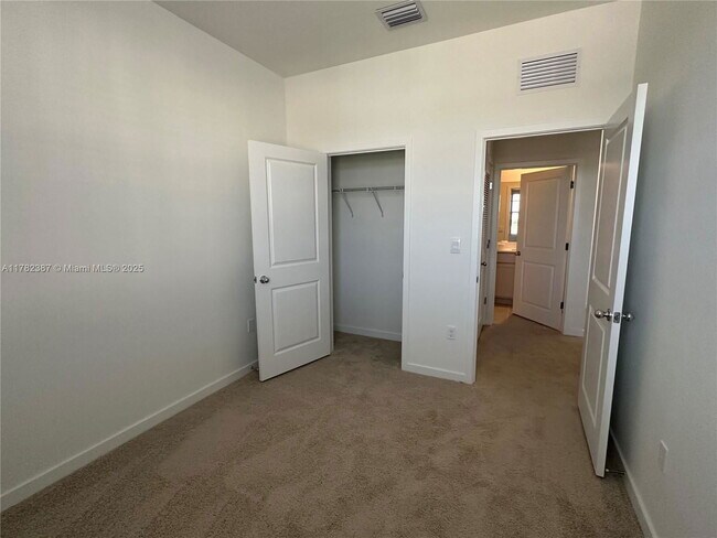 Building Photo - 822 SW 11th Ter