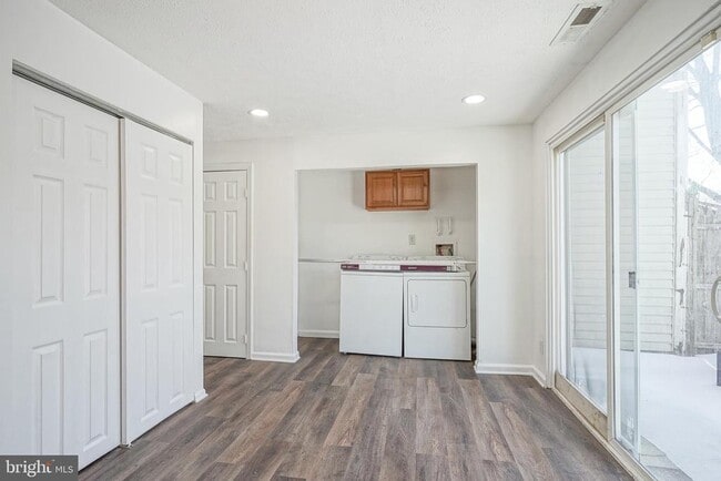 Building Photo - 69 Vanderbilt Ct